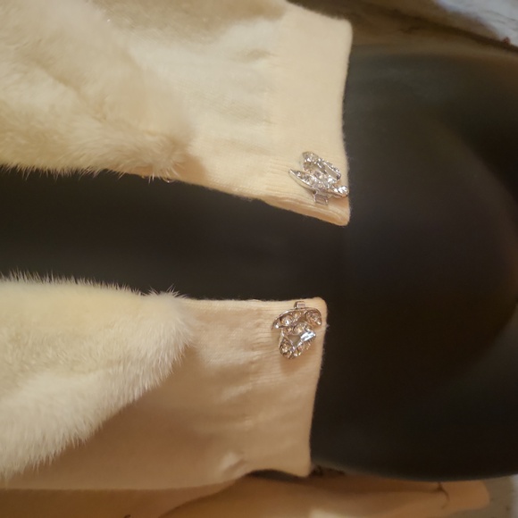 VINTAGE CREAM SWEATER WITH RHINESTONE CLOSURES. - Picture 2 of 14